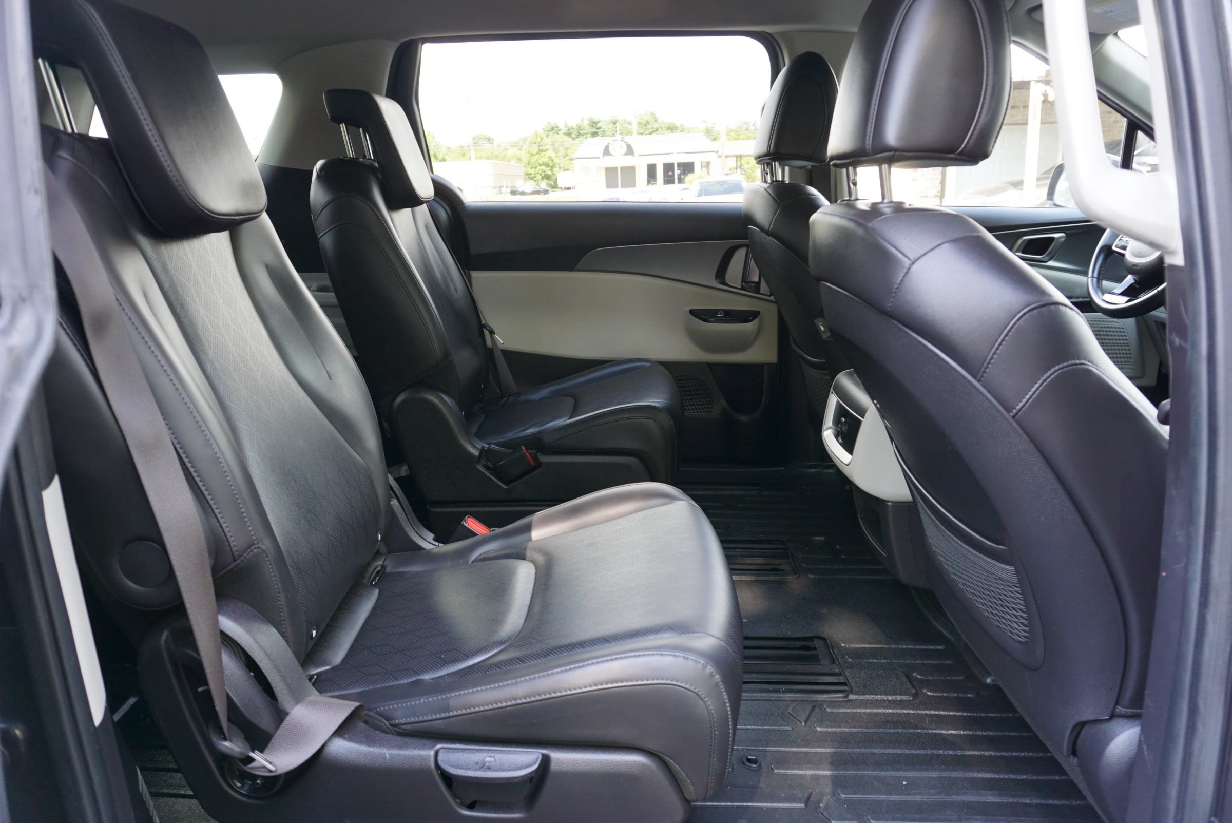 Used 2022 Kia Carnival LX FWD image 19