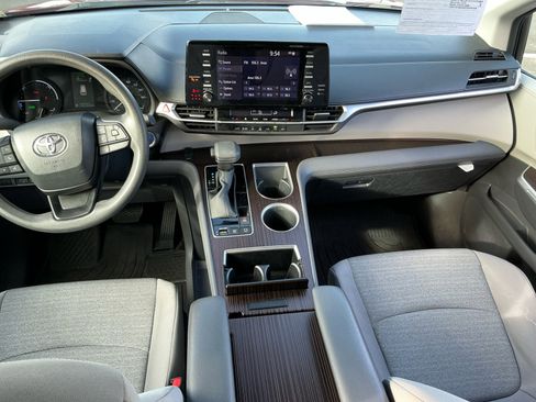 Certified 2023 Toyota Sienna LE image 20