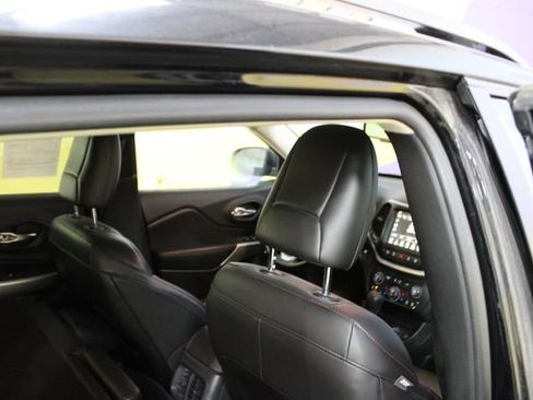 Used 2017 Jeep Cherokee Trailhawk AWD/4WD image 10