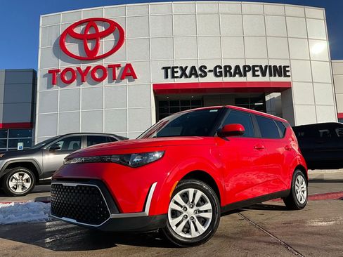 Used 2025 Kia Soul LX image 2