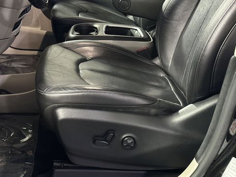 Used 2022 Chrysler Pacifica Touring-L w/ Uconnect Theater Family Group image 14