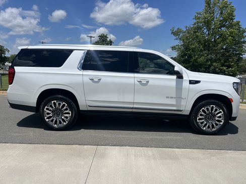 Used 2023 GMC Yukon XL Denali Ultimate AWD/4WD image 10