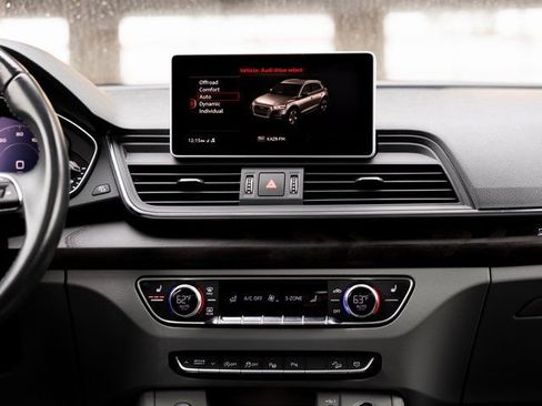 Used 2019 Audi Q5 Prestige w/ Prestige Package image 19