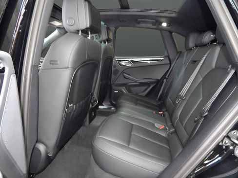 Used 2022 Porsche Macan Base image 17