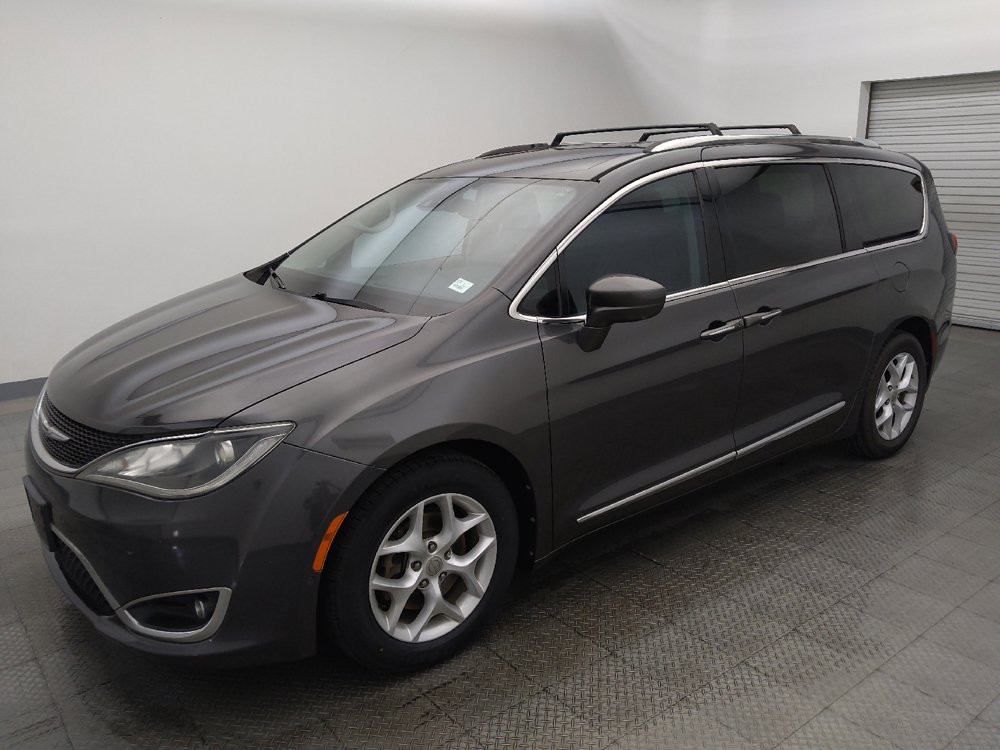 Used 2017 Chrysler Pacifica Touring-L Plus w/ Advanced Safetytec Group FWD image 2