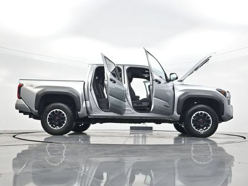 Used 2024 Toyota Tacoma TRD Off-Road AWD/4WD image 43
