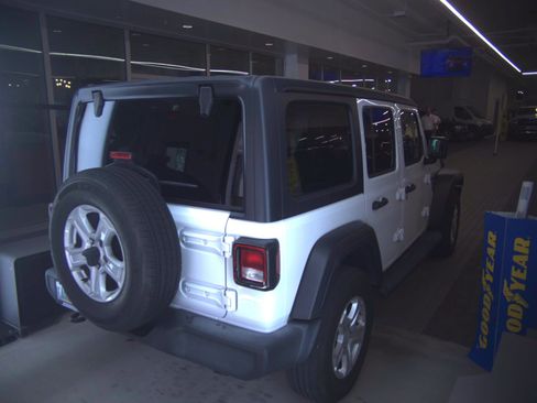 Used 2018 Jeep Wrangler Unlimited Sport S AWD/4WD image 7