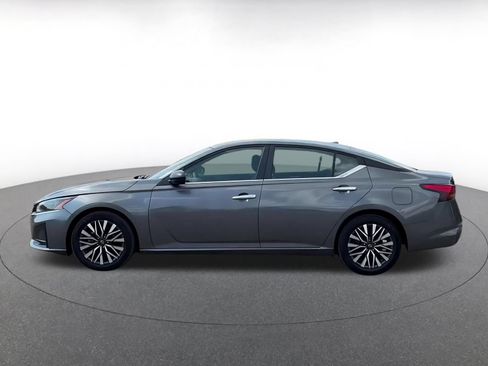 Used 2025 Nissan Altima 2.5 SV FWD image 7