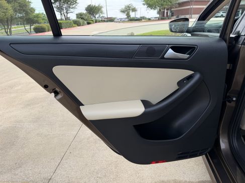 Used 2014 Volkswagen Jetta SE FWD image 16