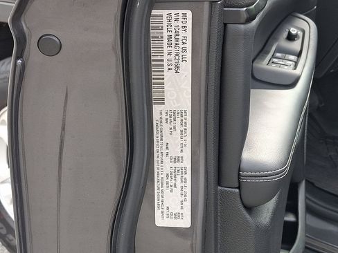 Used 2024 Jeep Grand Cherokee Laredo image 25