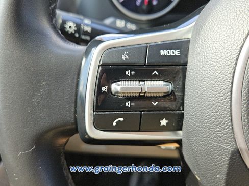 Used 2023 Kia Carnival LX FWD image 19