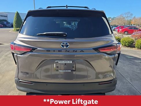 Used 2022 Toyota Sienna XLE image 7
