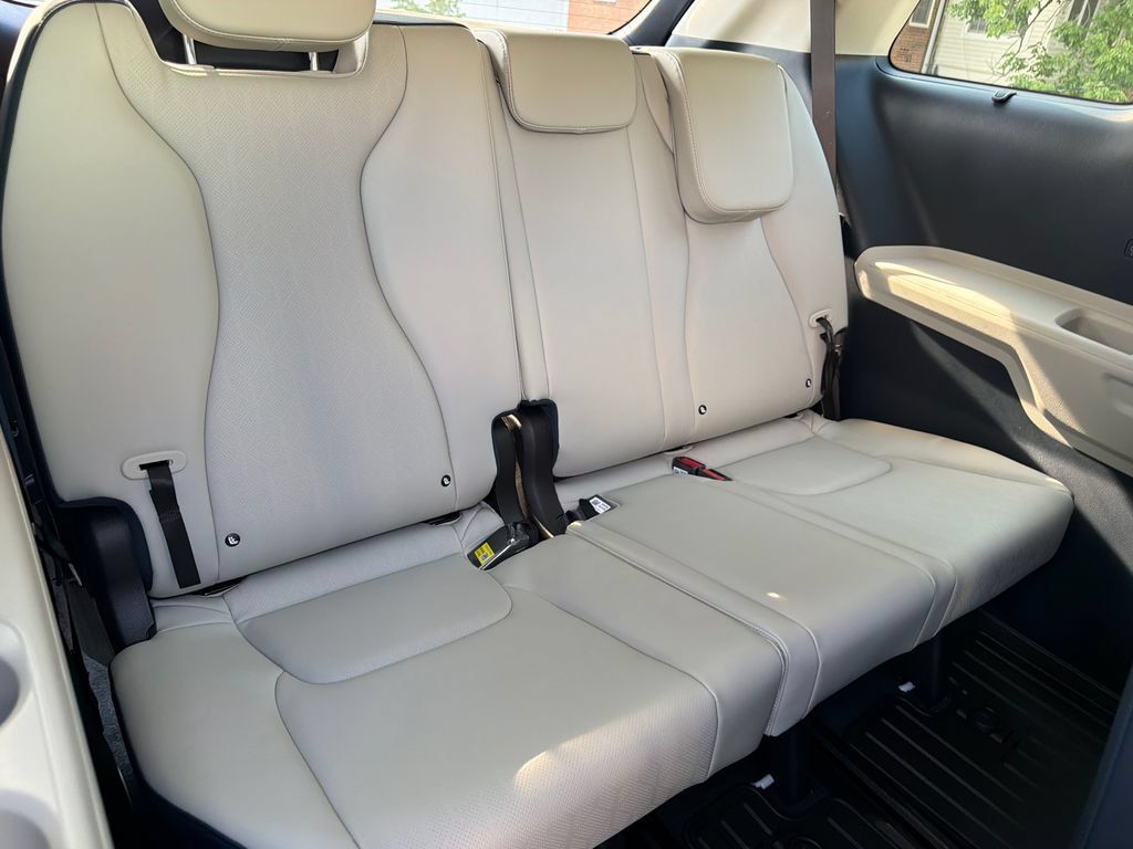 New 2027 Kia Carnival SX w/ Dark Edition Package FWD image 12