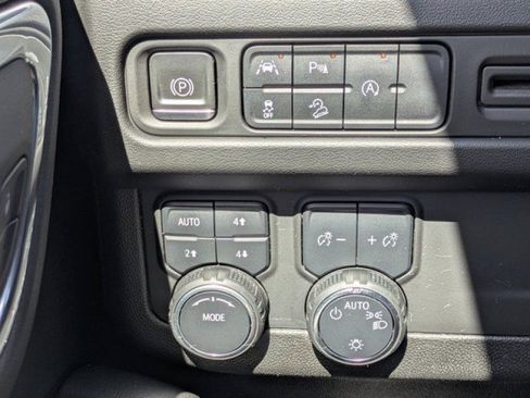 Used 2023 Chevrolet Suburban Premier AWD/4WD image 21