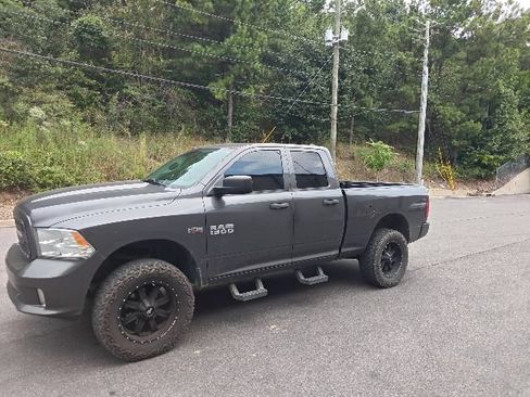 Used 2017 RAM 1500 Express RWD image 7