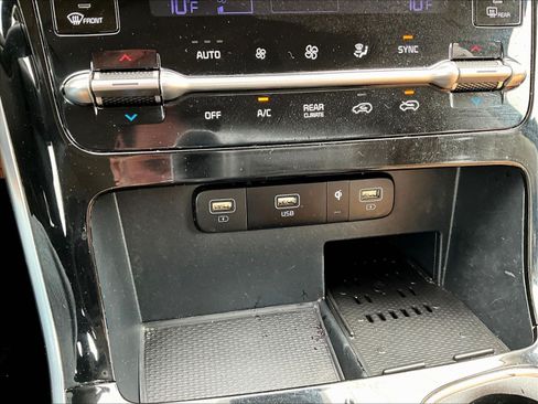 Used 2023 Kia Carnival EX FWD image 16