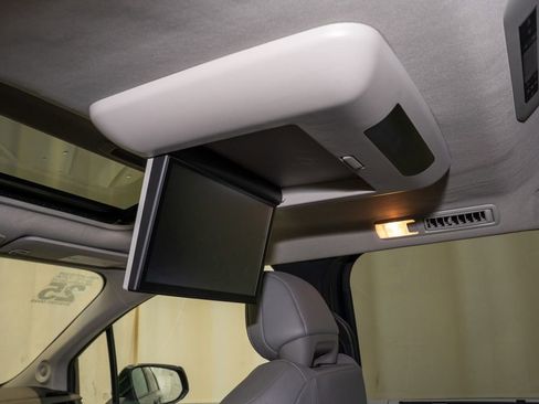 Used 2025 Toyota Sienna XLE image 11