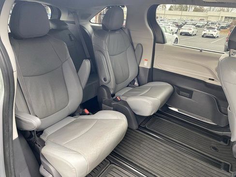 Used 2021 Toyota Sienna Limited image 22