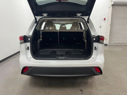 Used 2025 Toyota Highlander XLE image 25
