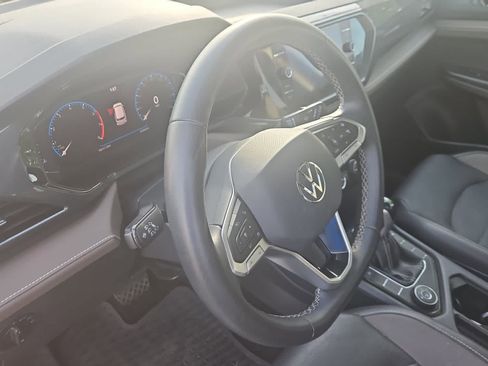 Used 2022 Volkswagen Taos SEL image 2