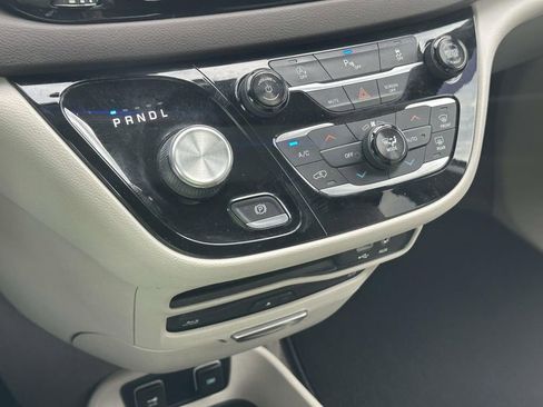 Used 2018 Chrysler Pacifica Touring-L Plus FWD image 28