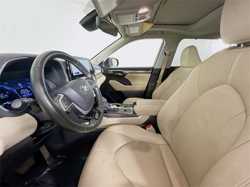 Used 2024 Toyota Highlander Limited image 20