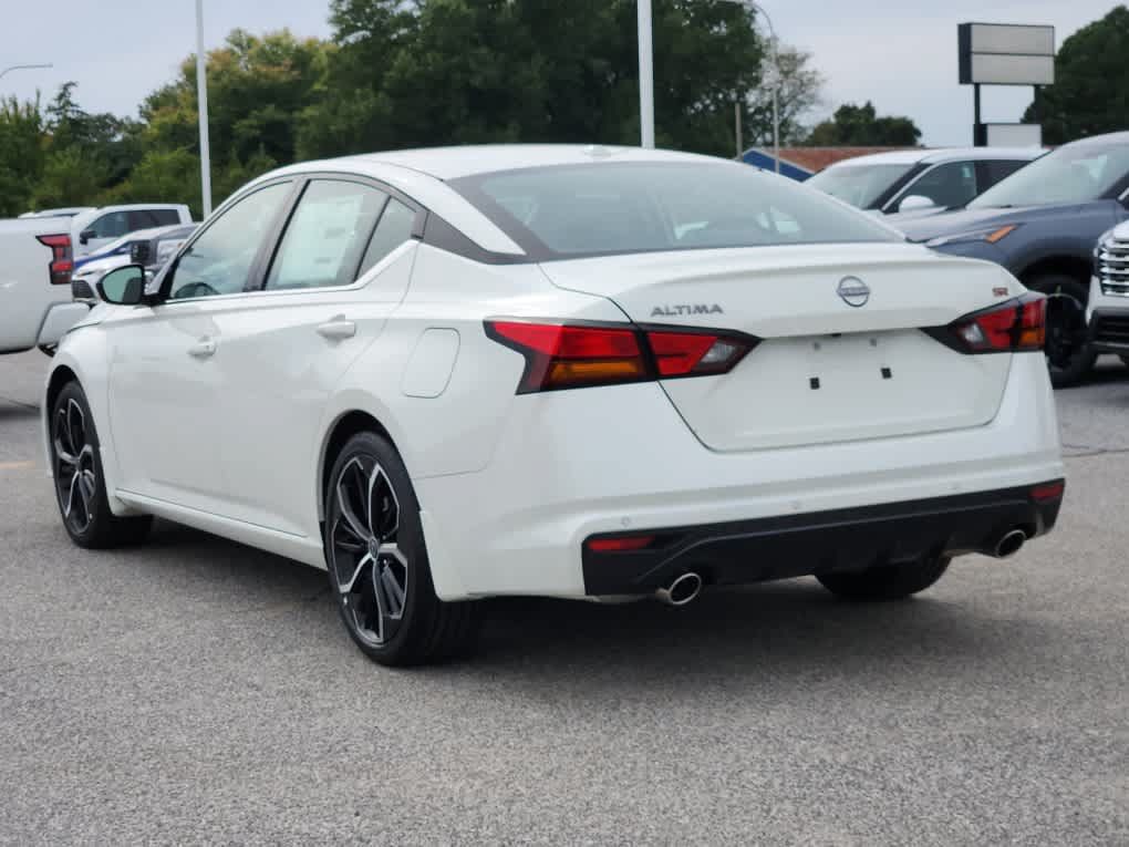 Used 2025 Nissan Altima 2.5 SR w/ SR Premium Package FWD image 4