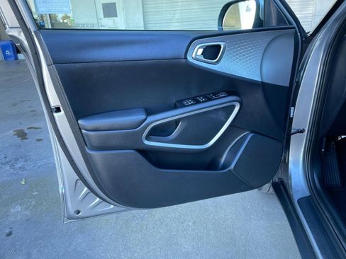 Used 2025 Kia Soul LX w/ LX Technology Package image 18