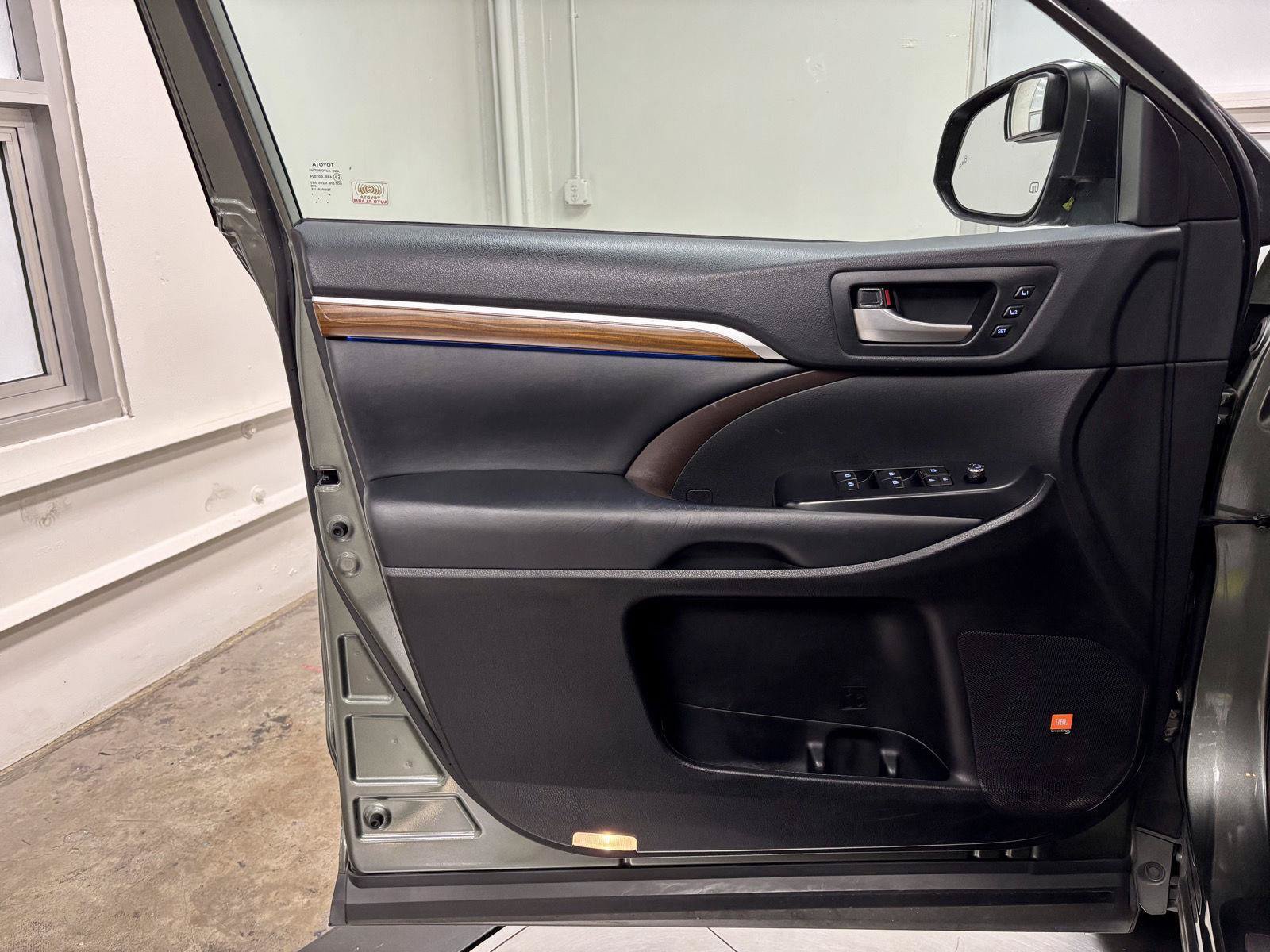 Used 2019 Toyota Highlander Limited Platinum AWD/4WD image 13