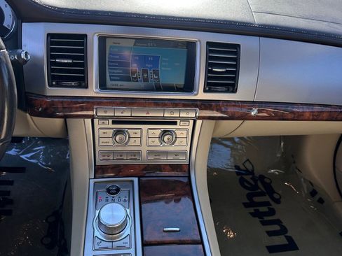 Used 2011 Jaguar XF Premium image 11