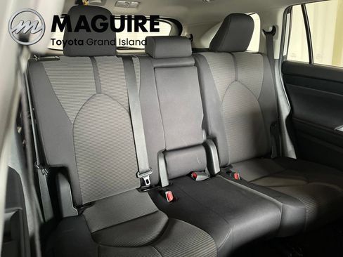 Used 2024 Toyota Highlander LE FWD image 34