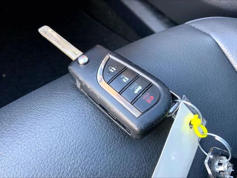 Used 2023 Toyota Camry SE image 13