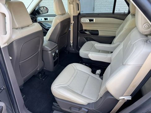 Used 2020 Ford Explorer Platinum w/ Premium Technology Package AWD/4WD image 18