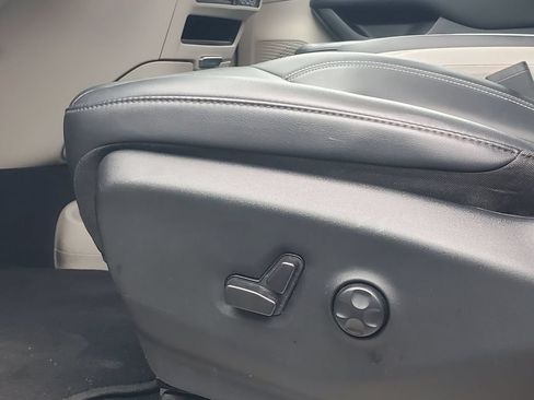 Used 2024 Chrysler Pacifica Touring-L FWD image 7