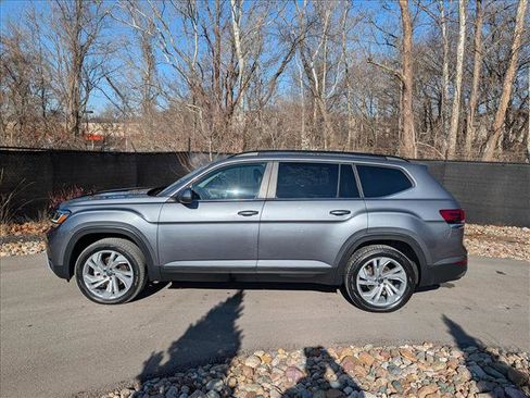 Used 2023 Volkswagen Atlas SE w/ Panoramic Sunroof Package image 2
