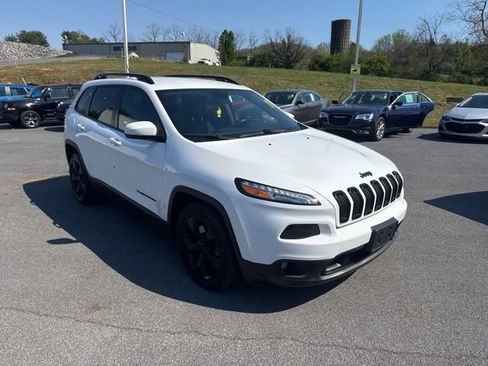 Used 2018 Jeep Cherokee Latitude w/ Altitude Package FWD image 2