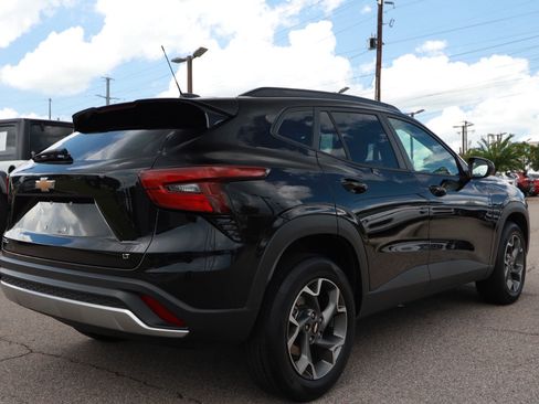 Used 2025 Chevrolet Trax LT w/ LT Convenience Package FWD image 5