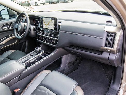 Used 2024 Nissan Pathfinder Platinum image 19