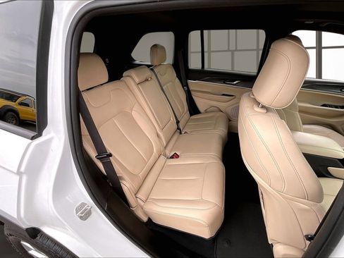 Used 2023 Jeep Grand Cherokee Limited image 25
