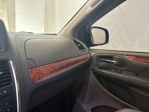 Used 2016 Chrysler Town & Country Touring w/ Driver Convenience Group FWD image 26