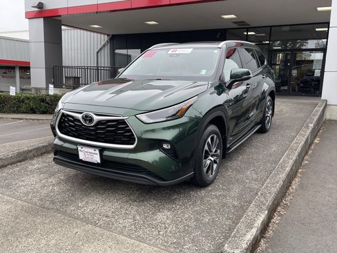 Certified 2025 Toyota Highlander XLE AWD/4WD image 3