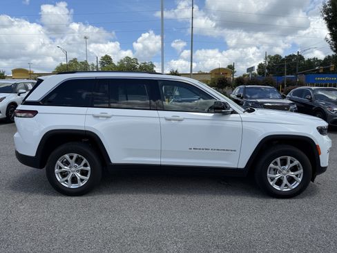 Used 2023 Jeep Grand Cherokee Limited w/ Luxury Tech Group II AWD/4WD image 11