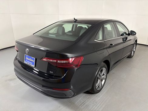 Used 2024 Volkswagen Jetta SE FWD image 8