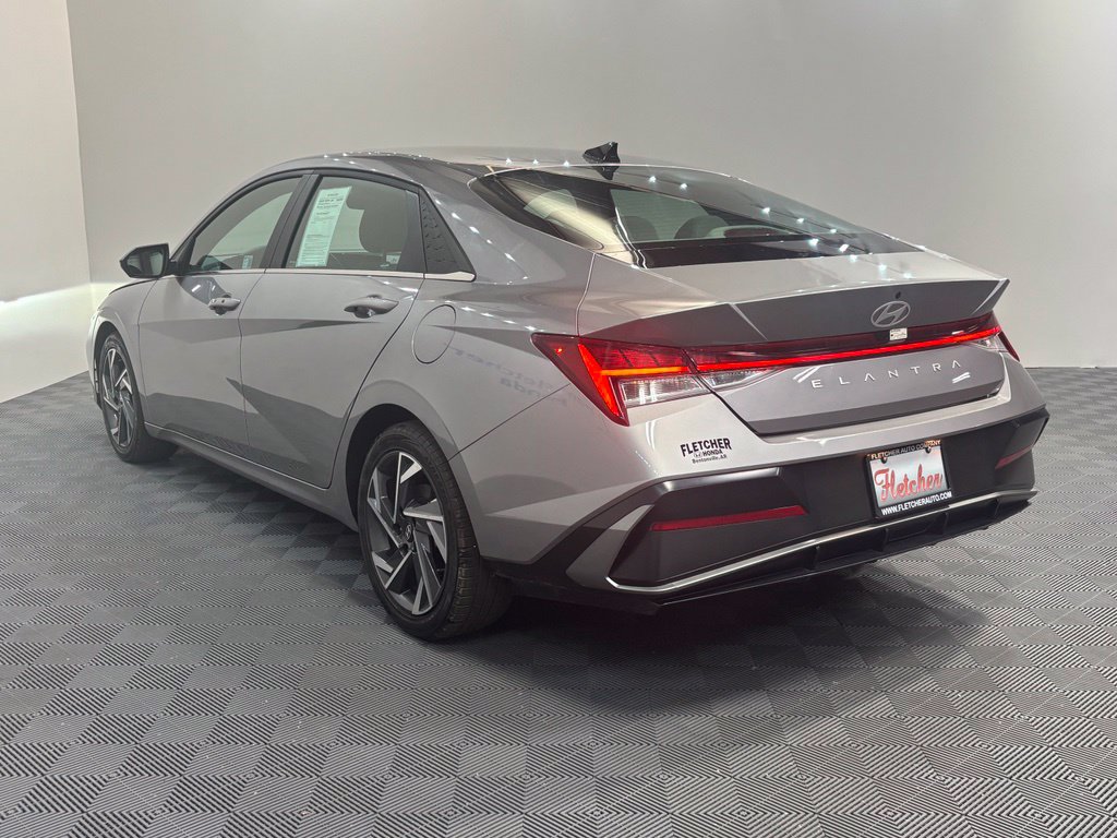 Used 2025 Hyundai Elantra SEL FWD image 4