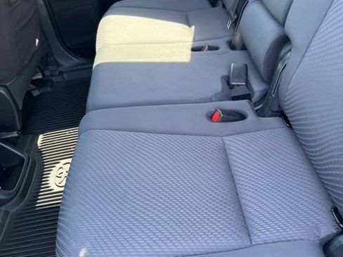 Used 2019 Toyota Highlander LE AWD/4WD image 10