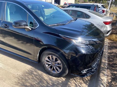 Used 2021 Toyota Sienna LE image 2