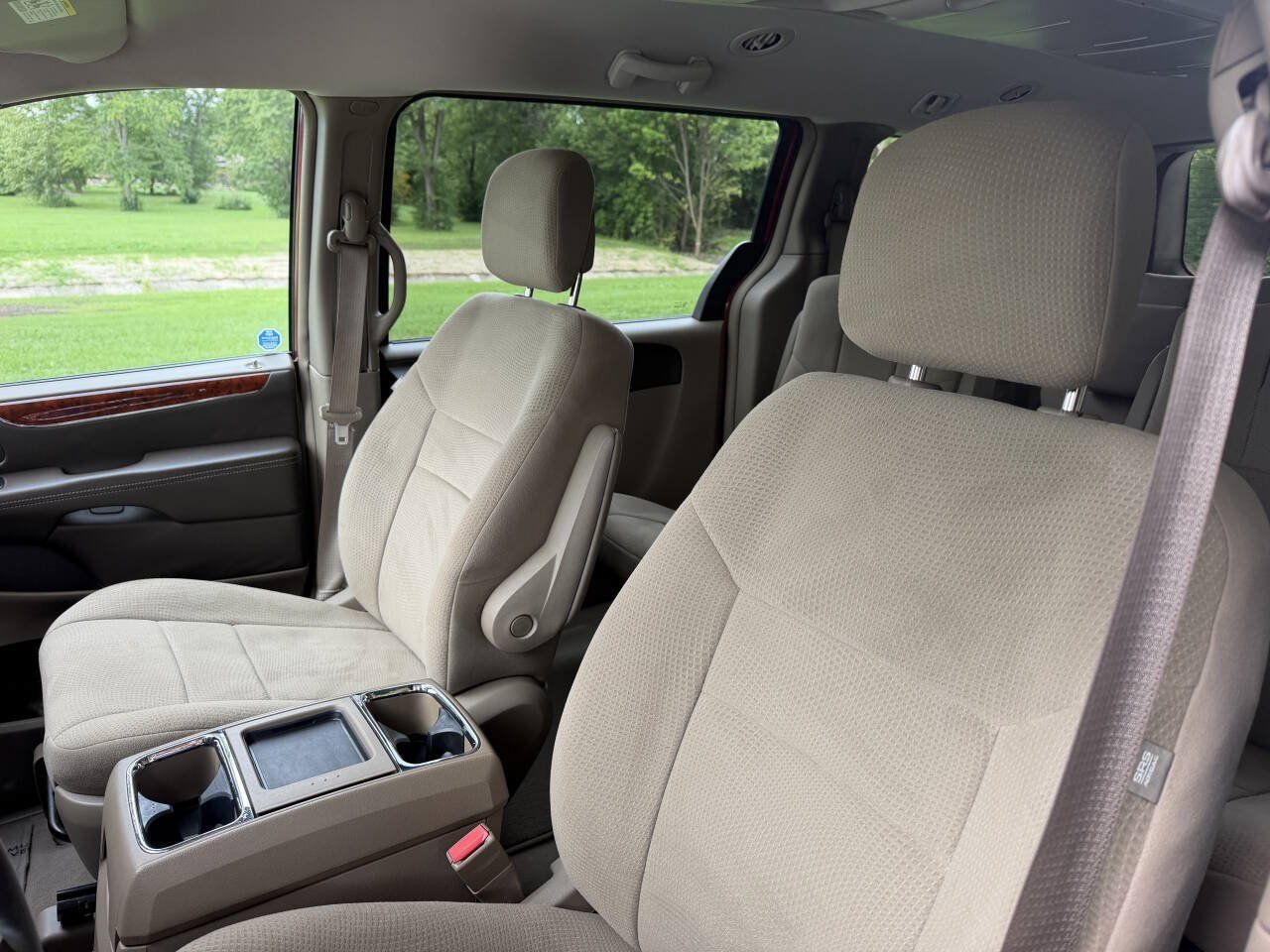 Used 2012 Chrysler Town & Country Touring FWD image 10