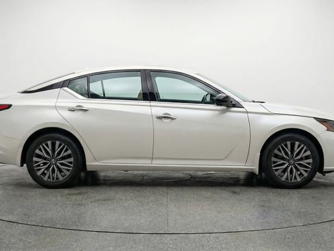 Used 2025 Nissan Altima 2.5 SV image 11