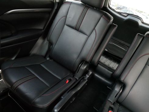 Used 2019 Toyota Highlander SE AWD/4WD image 12