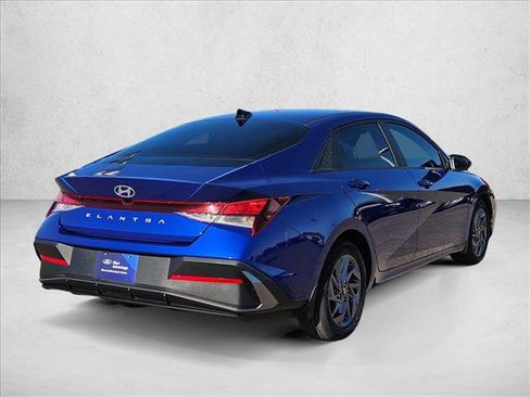 Used 2024 Hyundai Elantra SEL image 5
